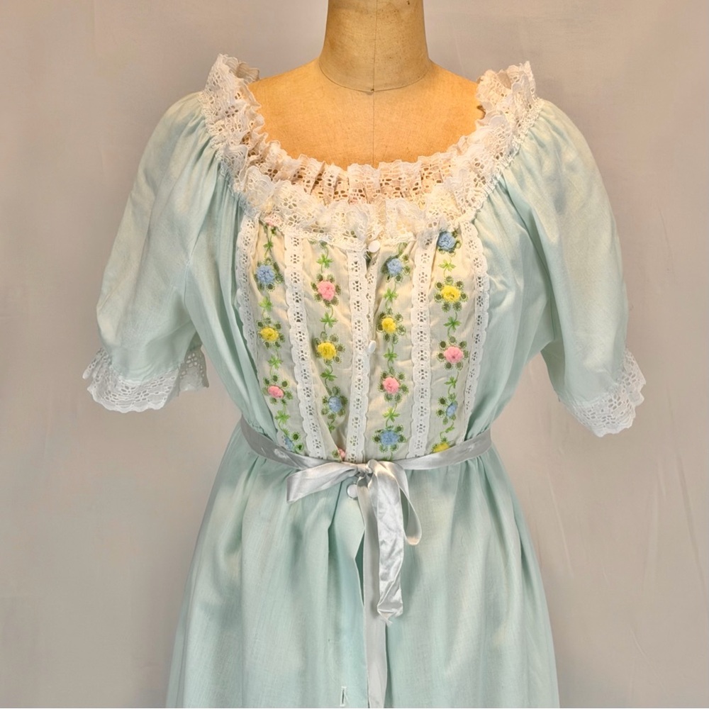 VINTAGE 60s cottage prairie floral embroidered nightgown robe housecoat set lace - Picture 12 of 17